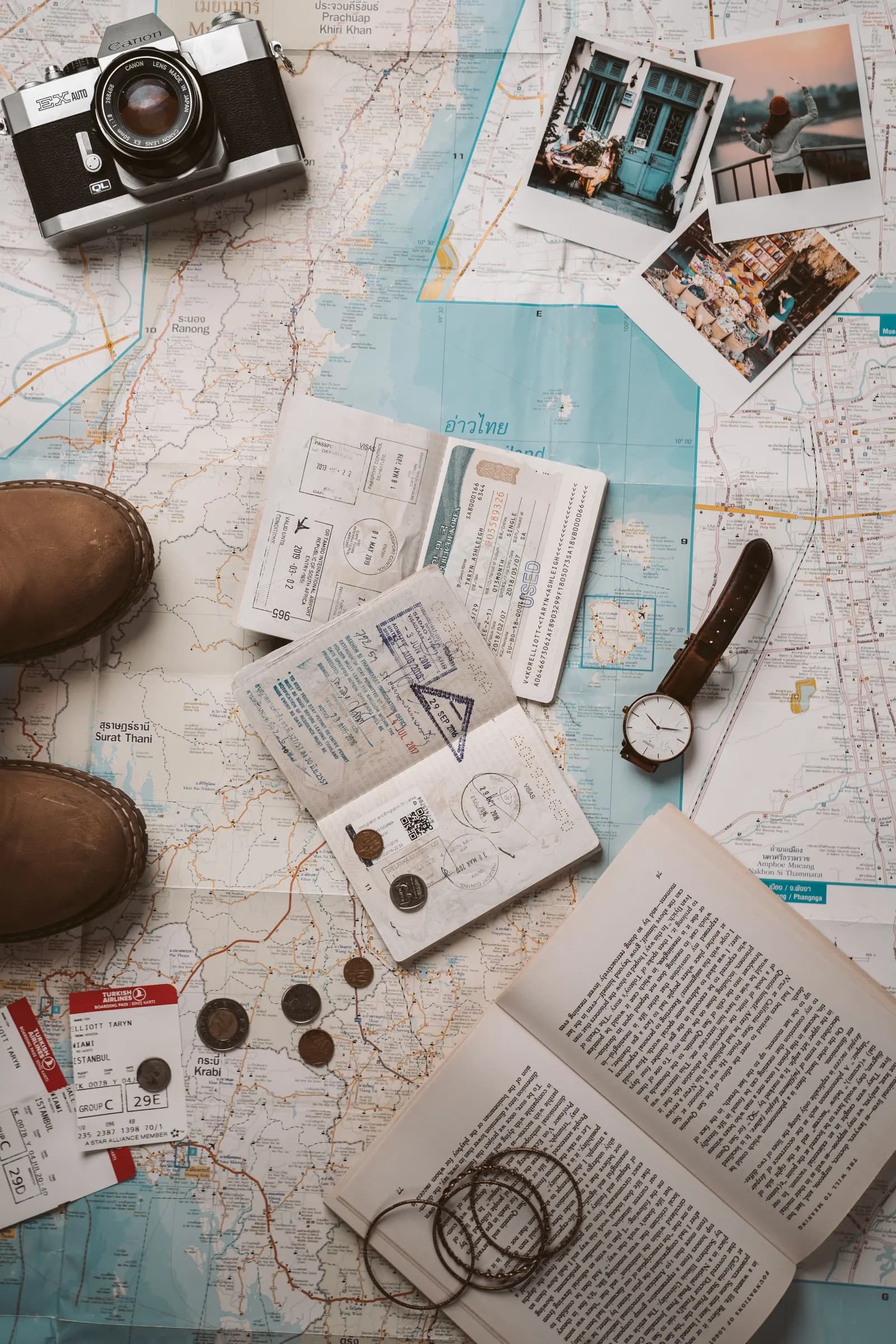 Mapa de viaje con cámara, pasaportes, fotos y boletos de avión