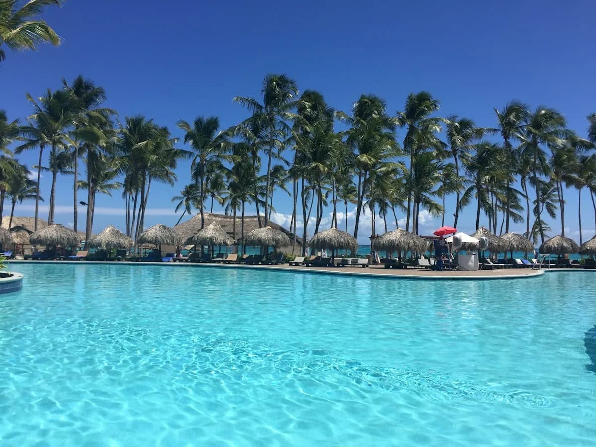 Viajera planeando su itinerario personalizado